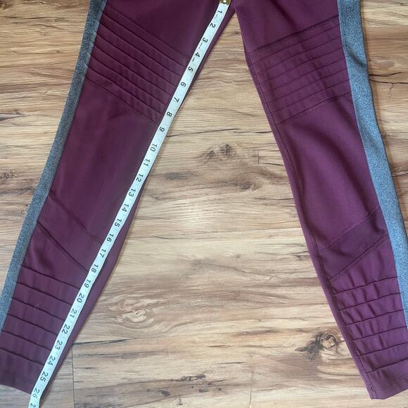 Maroon Gray Avia Single Side Stripe and Peekaboos Athletic Leggings Size Small - Picture 6 of 9